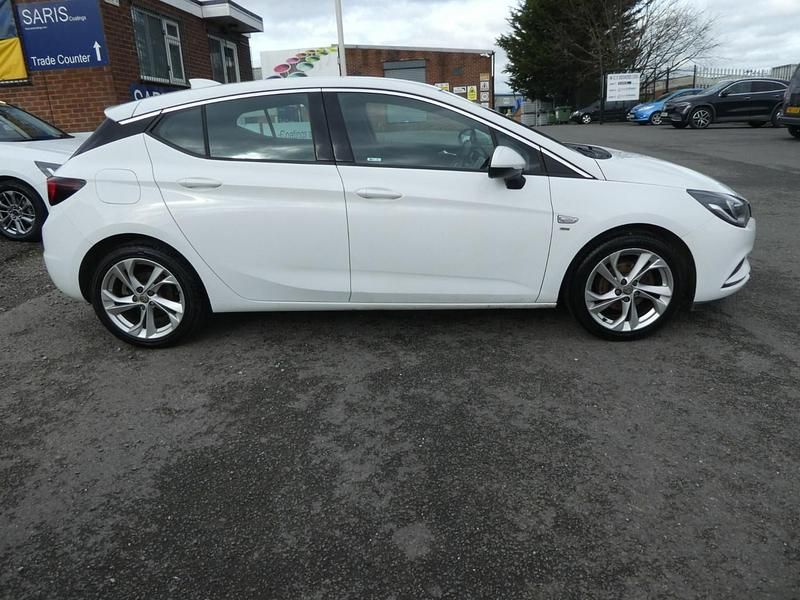 Used Vauxhall Astra SRi 105 HP (77 kW) 2017 White Hatchback