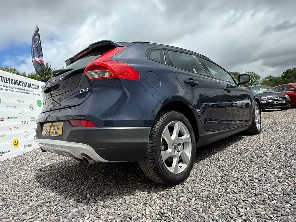 Used Volvo V40 190 HP (139 kW) 2015 Blue Hatchback