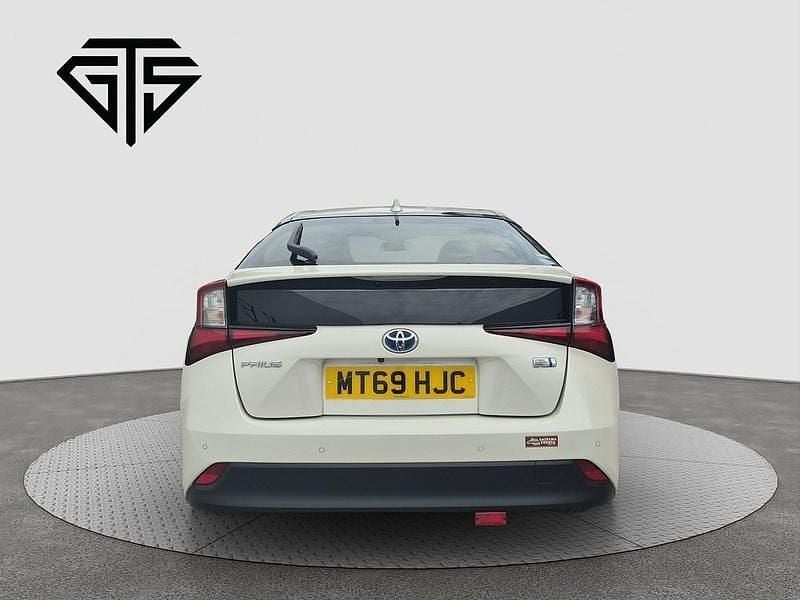 Used Toyota Prius 2025 White Hatchback