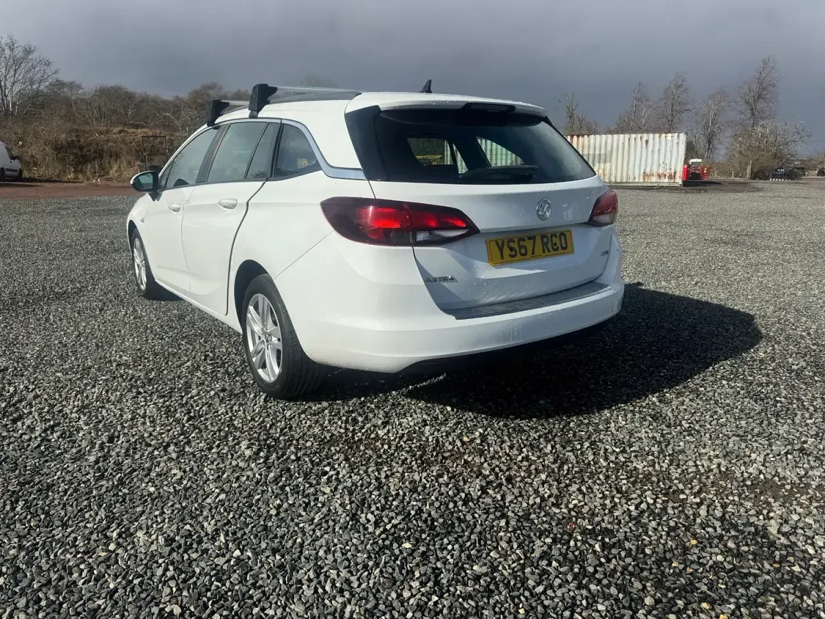Used Vauxhall Astra 110 HP (80 kW) 2018 White Estate