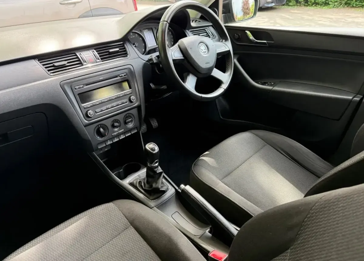 Usado Skoda Rapid SE 105 HP (77 kW) 2013 Preto Citadino