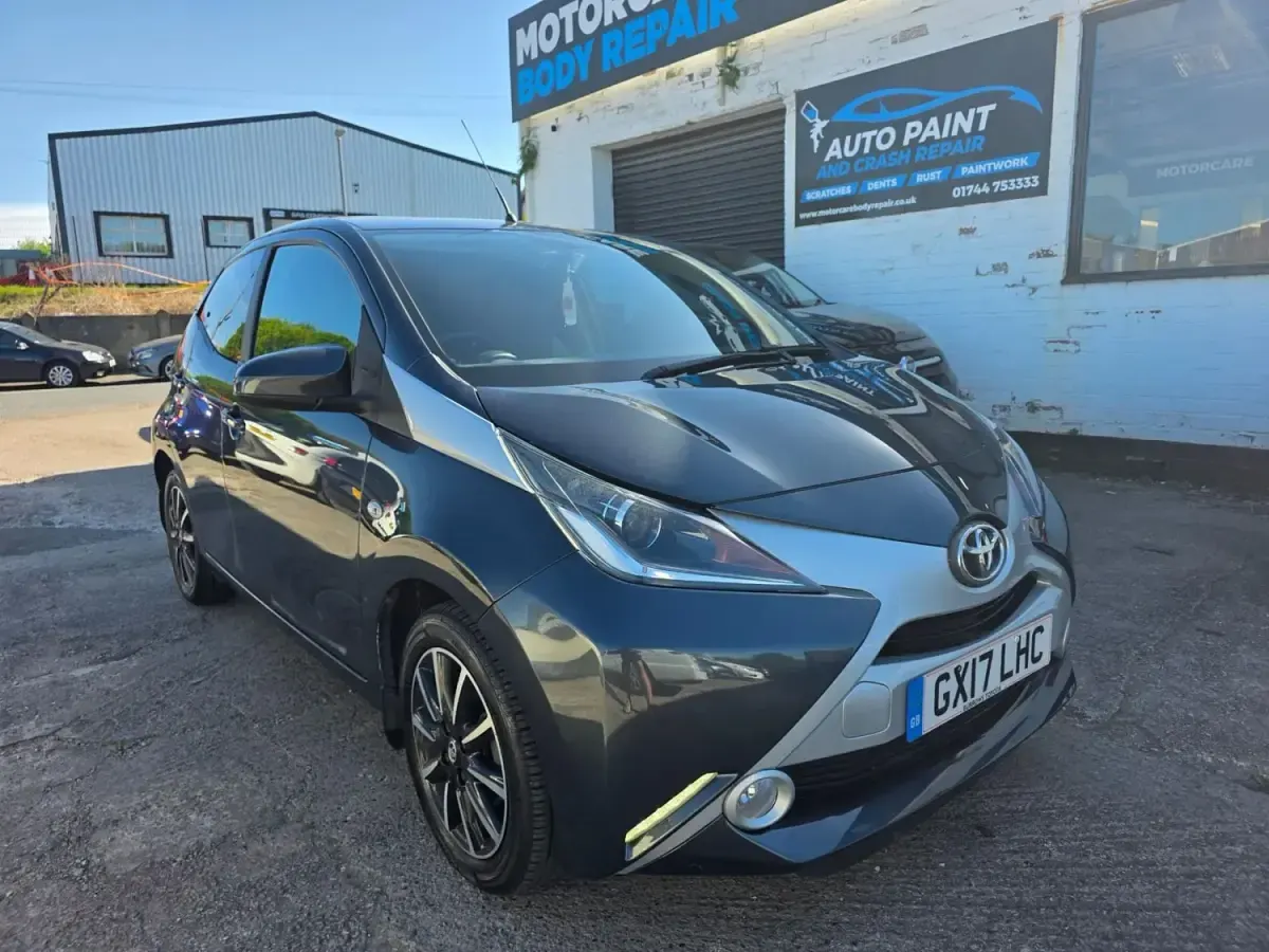 Usado Toyota Aygo x-style 69 CV (50 kW) 2017 Gris Utilitario