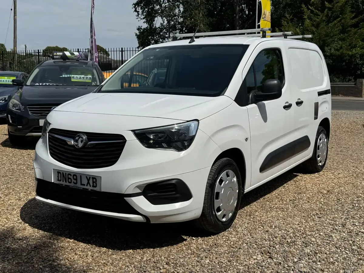 Used Vauxhall Combo Sportive 75 HP (55 kW) 2019 White MPV