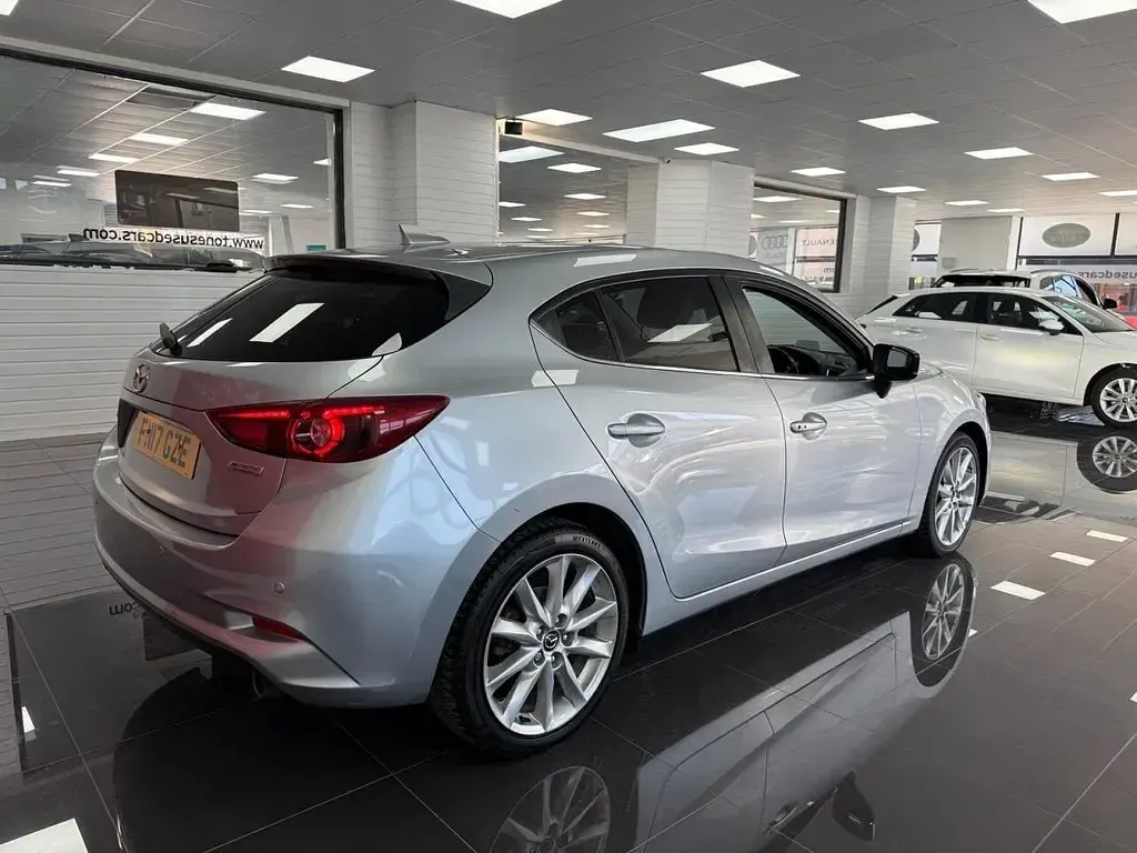 Used Mazda 3 Inclusive 121 HP (88 kW) 2017 Silver Hatchback