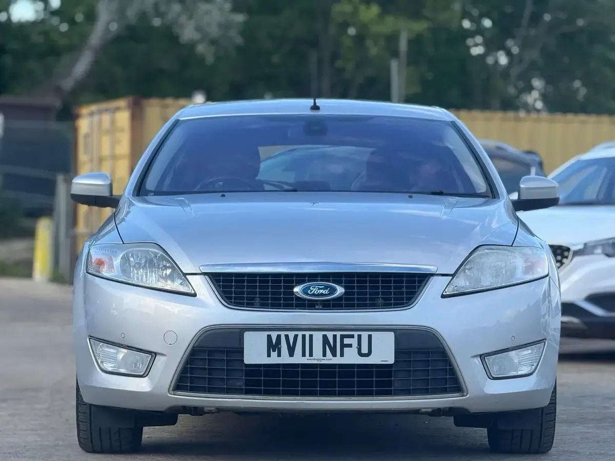 Usado Ford Mondeo Sport 145 CV (106 kW) 2011 Plateado Utilitario