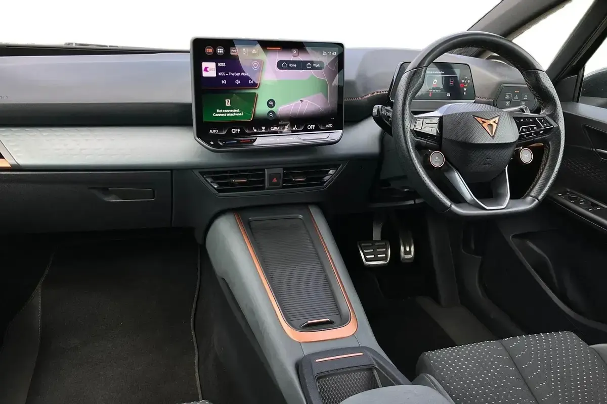 Begagnad Cupra Born e-Boost 239 kW (326 HK) 2024 Grön Halvkombi