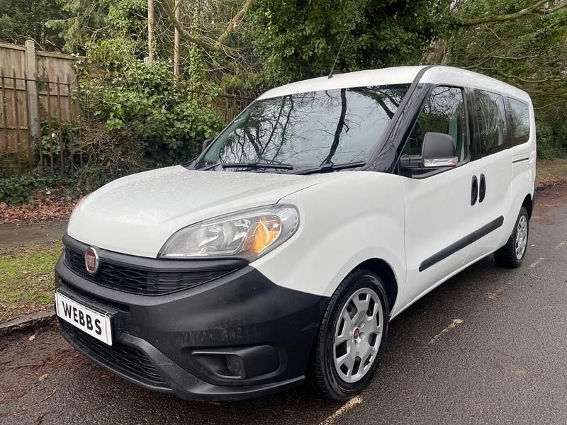 Used Fiat Doblò Active 105 HP (77 kW) 2017 White MPV