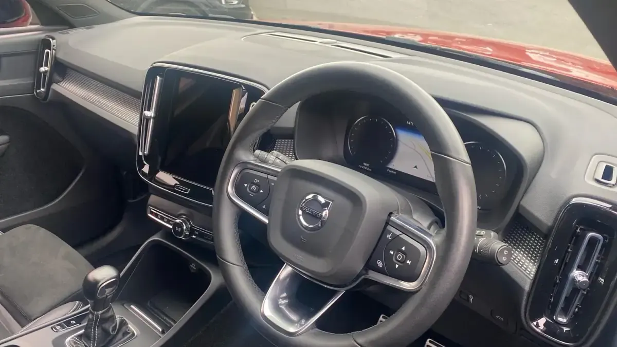 Usado Volvo XC40 R-Design 161 HP (118 kW) 2021 Vermelho SUV