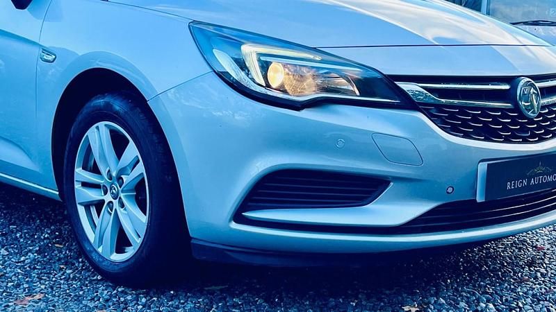 Usado Vauxhall Astra S 2017 Plateado Familiar