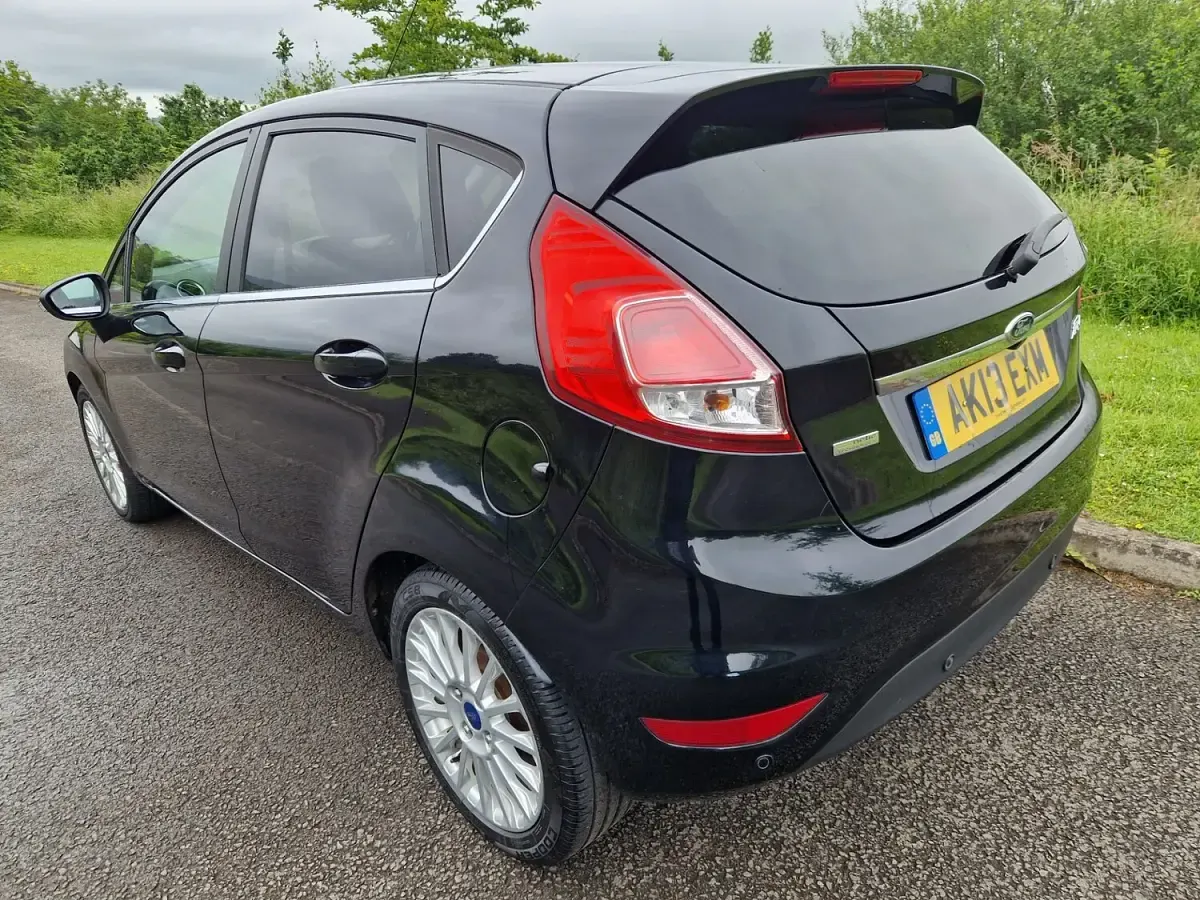Used Ford Fiesta Titanium 125 HP (91 kW) 2013 Black Hatchback