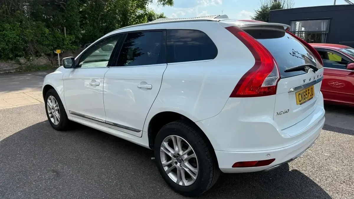 Used Volvo XC60 SE Lux 190 HP (139 kW) 2015 White SUV