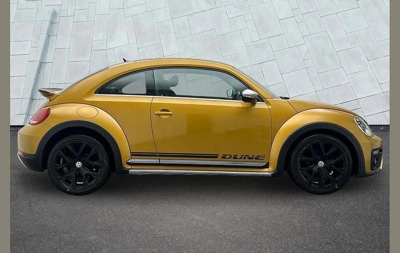 Used VW Beetle Dune 105 HP (77 kW) 2017 Yellow Hatchback