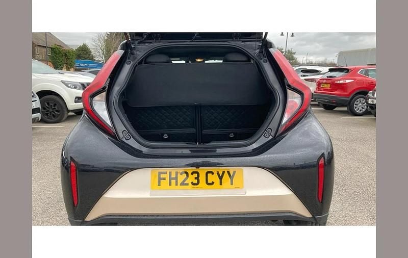 Used Toyota Aygo X 72 HP (52 kW) 2023 Beige SUV