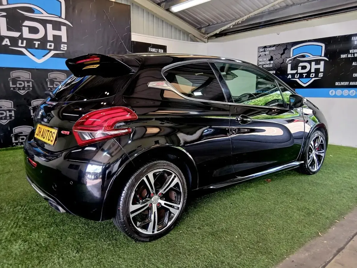 Used Peugeot 208 Prestige 208 HP (152 kW) 2017 Black Hatchback