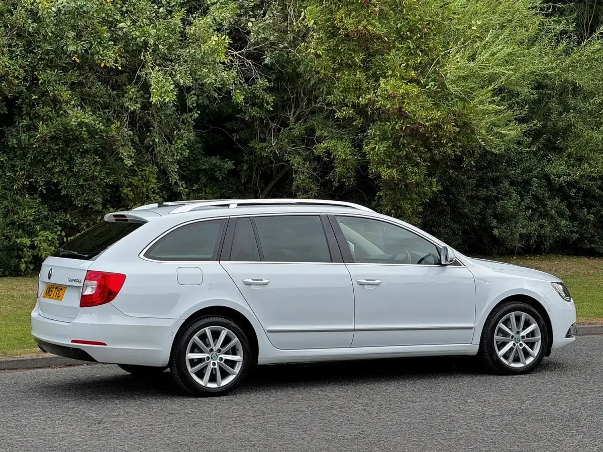 Used Skoda Superb 140 HP (102 kW) 2015 White Estate