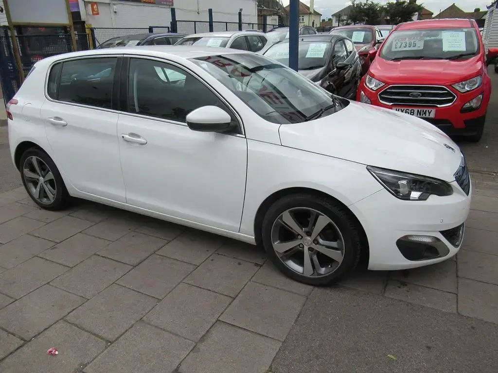 Używany Peugeot 308 Allure 2016 Biały Hatchback