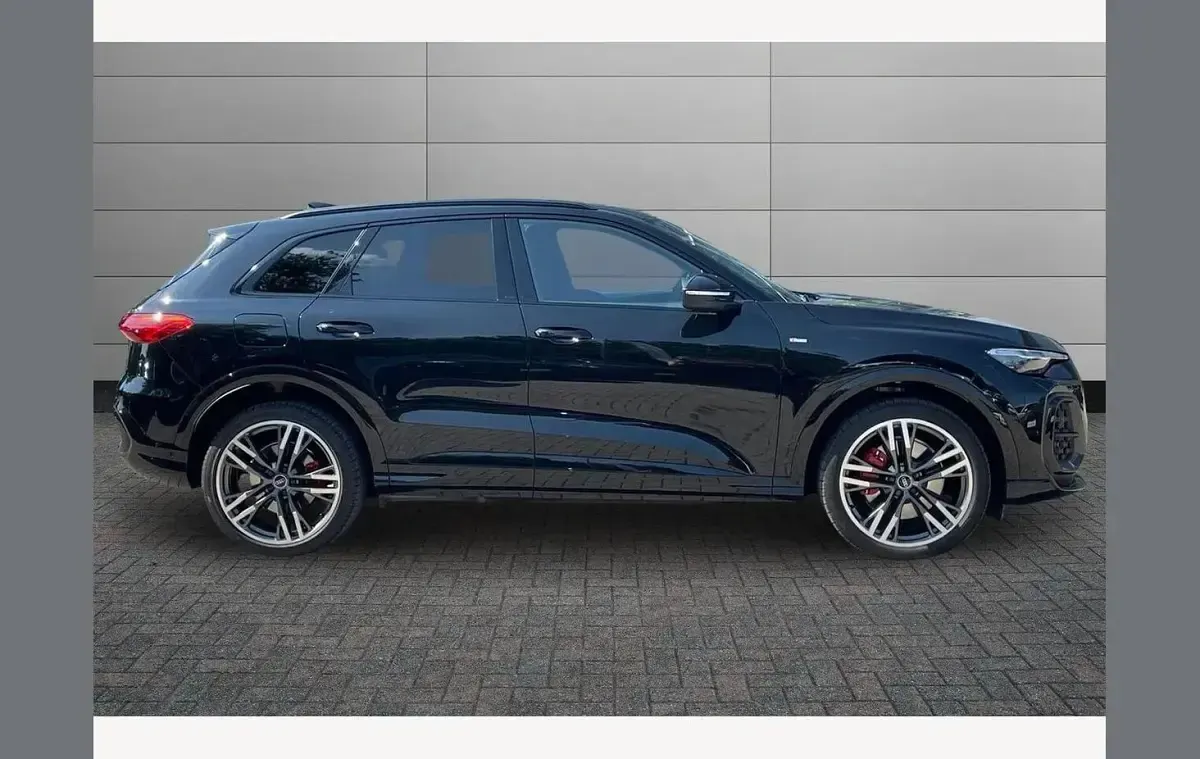 Used Audi Q5 Advanced 204 HP (150 kW) 2025 Mythos black SUV