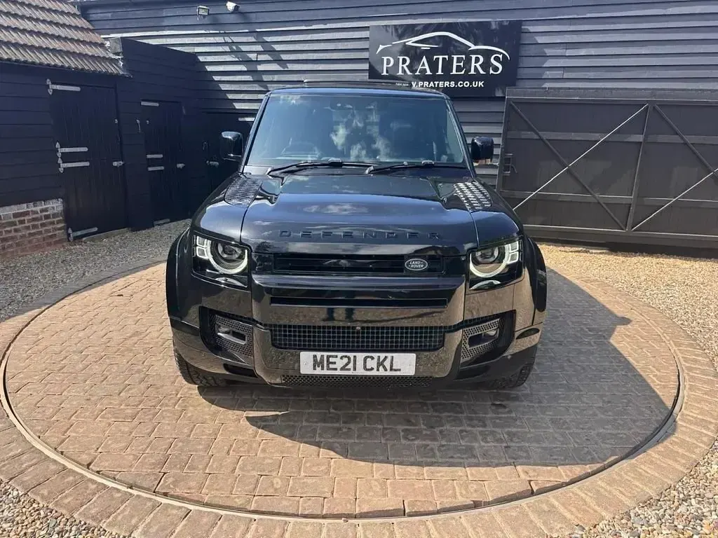 Begagnad Land Rover Defender S 525 HK (386 kW) 2021 Svart SUV