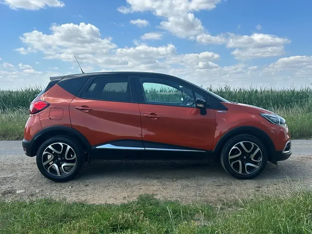 Used Renault Captur Dynamique 90 HP (66 kW) 2016 Orange/black SUV