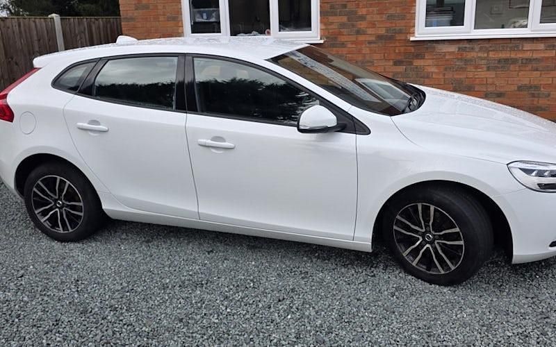 Used Volvo V40 Momentum 122 HP (89 kW) 2019 Hatchback
