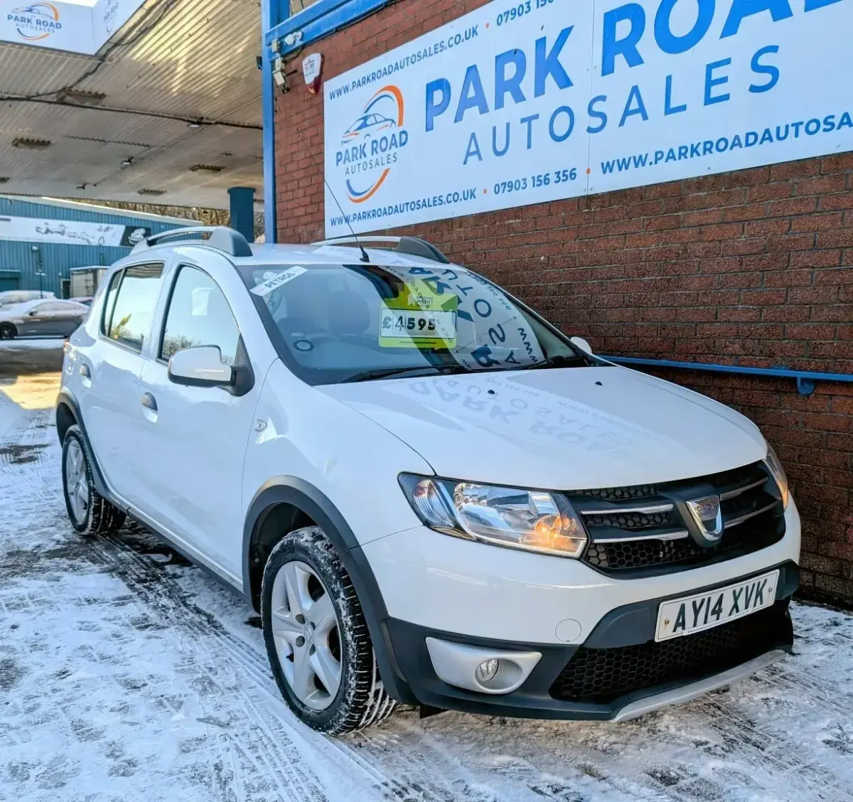 Używany Dacia Sandero Lauréate 90 KM (66 kW) 2014 Biały Hatchback
