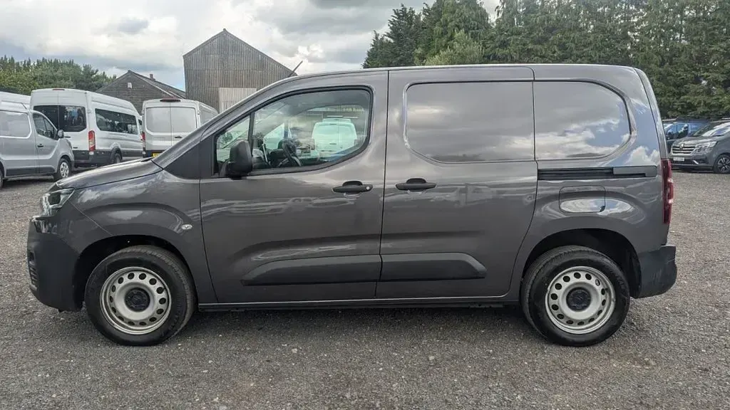 Used Citroën Berlingo 100 HP (73 kW) 2023 Grey MPV