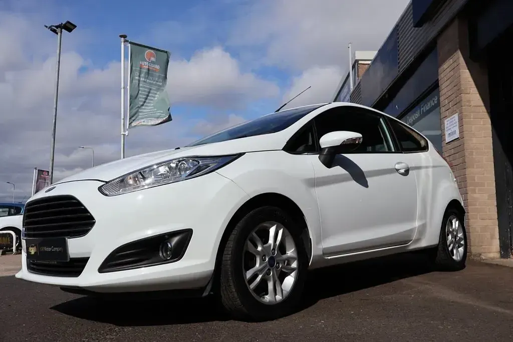 Used Ford Fiesta Zetec 82 HP (60 kW) 2016 White Hatchback