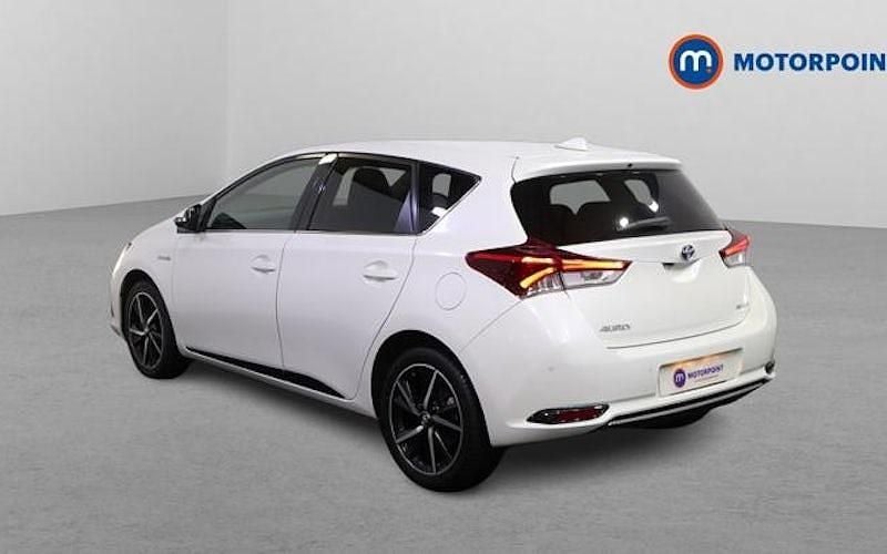 Used Toyota Auris Hybrid Design 136 HP (100 kW) 2018 White Hatchback