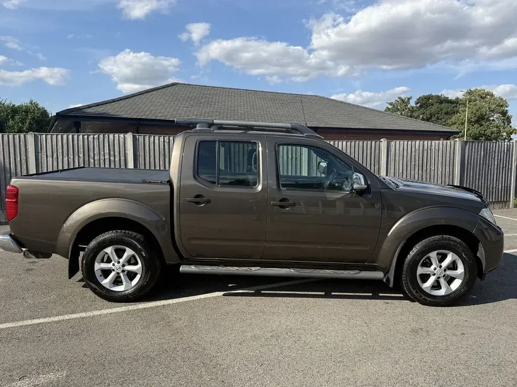 Used Nissan Navara Tekna 190 HP (139 kW) 2015 Beige Pickup