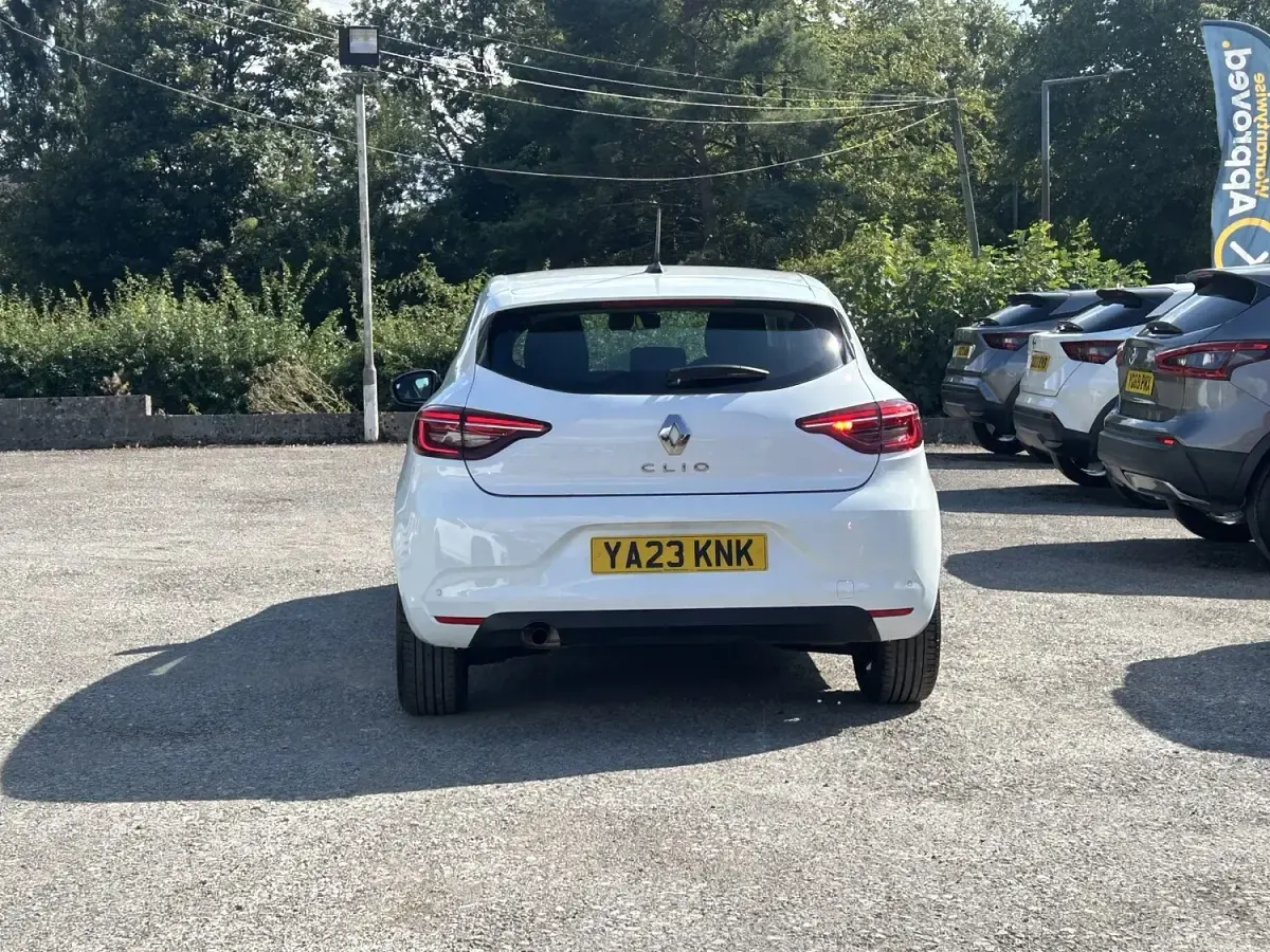 Used Renault Clio Evolution 90 HP (66 kW) 2023 White Hatchback