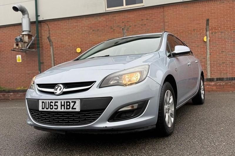 Silver Used 2015 Vauxhall Astra Design Edition Estate | £3,600 (Super price) - Image 1/1