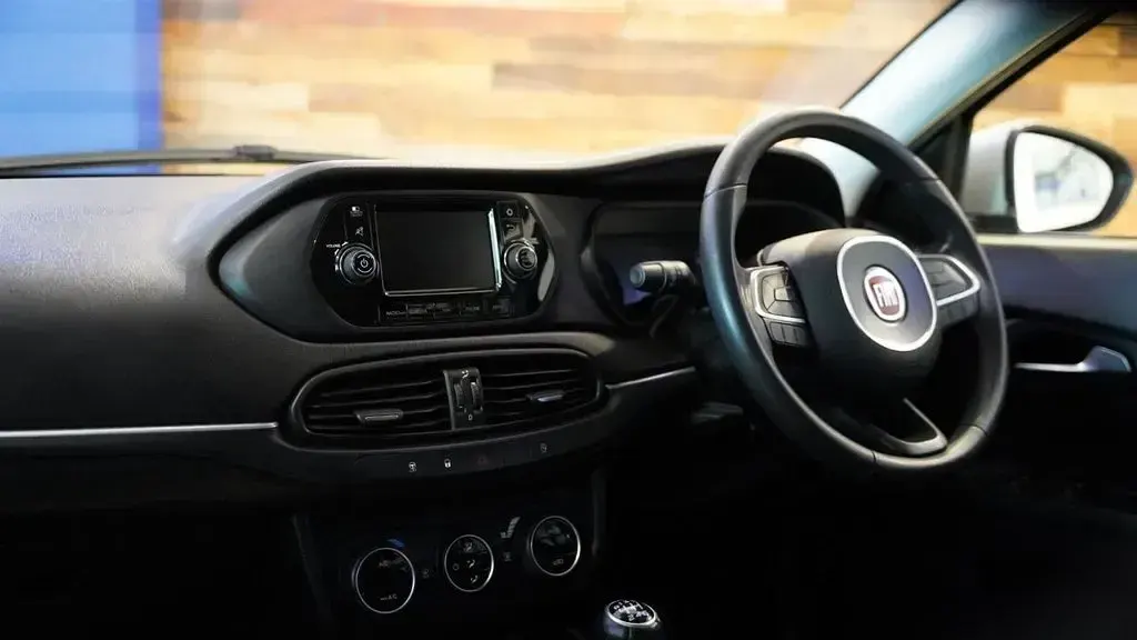 Used Fiat Tipo Lounge 120 HP (88 kW) 2017 Silver Estate