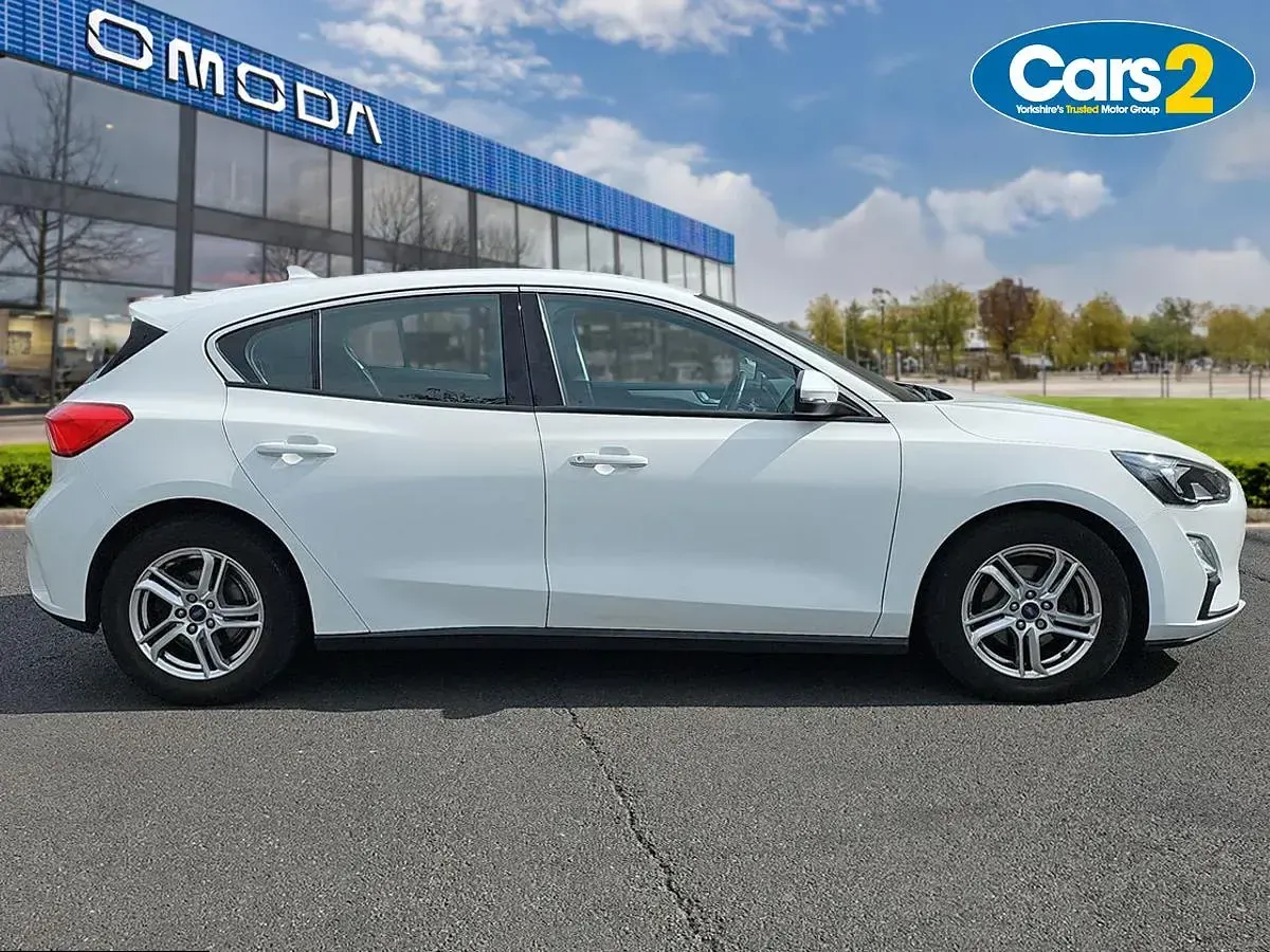 Used Ford Focus Zetec 2019 White Hatchback