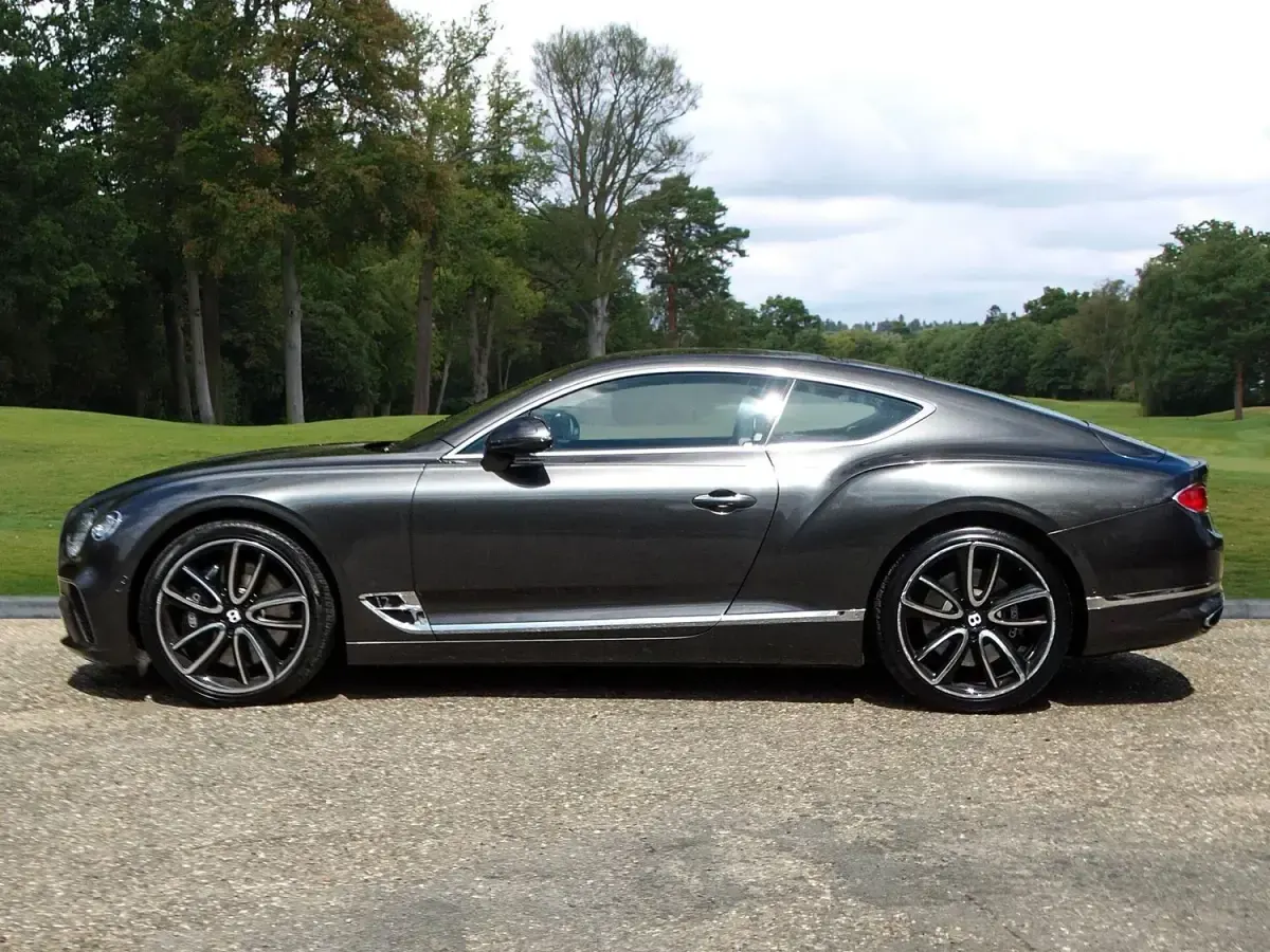 Begagnad Bentley Continental 635 HK (467 kW) 2019 Grå Sportkupé