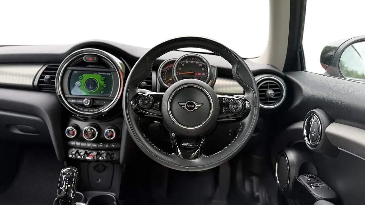 Used Mini Cooper Exclusive 134 HP (98 kW) 2019 Red Hatchback