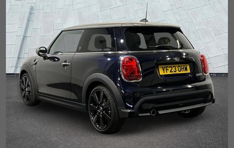 Begagnad Mini Cooper Exclusive 136 HK (100 kW) 2023 Svart Halvkombi