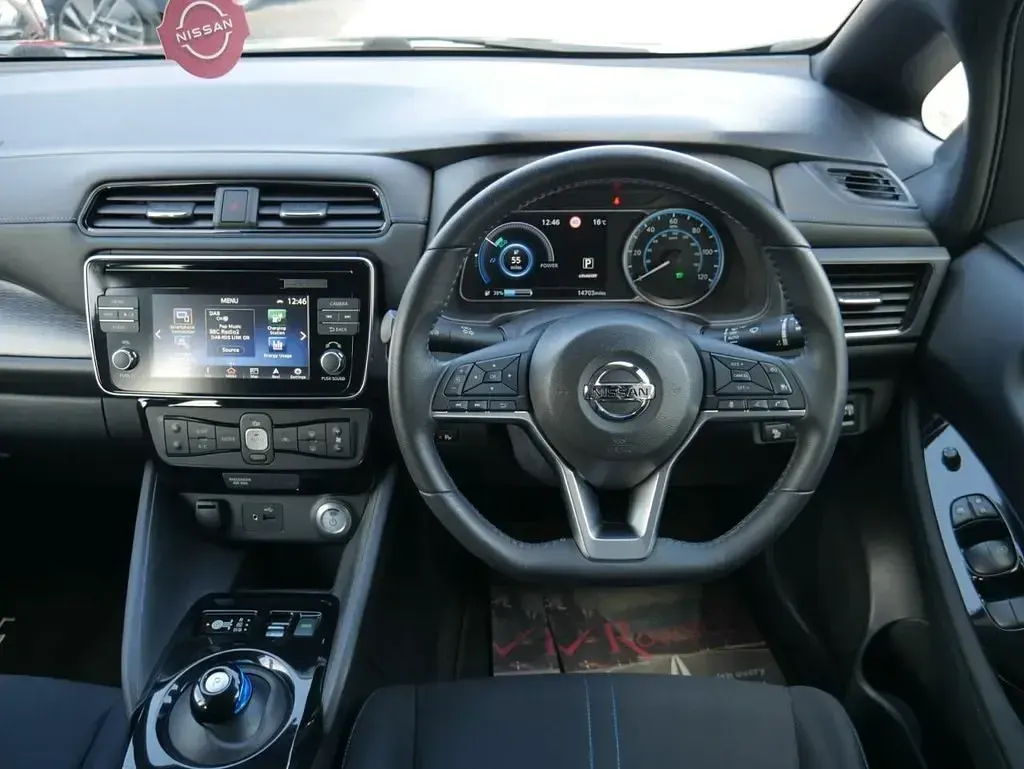 Begagnad Nissan Leaf Acenta 110 kW (150 HK) 2018 Svart Halvkombi