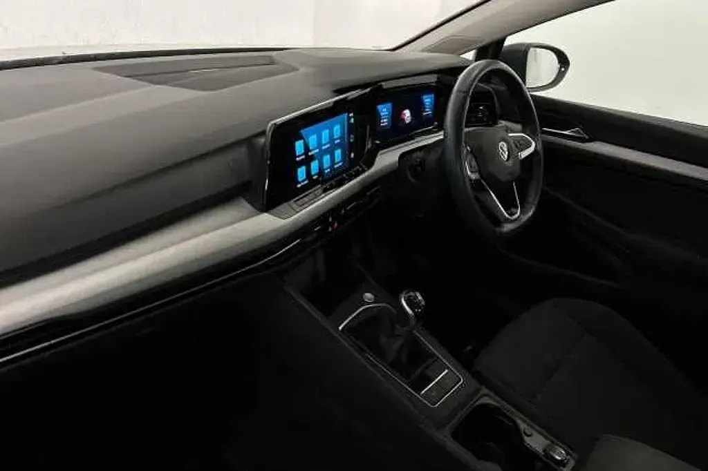 Begagnad VW Golf VIII Life 110 HK (80 kW) 2022 Grå Halvkombi