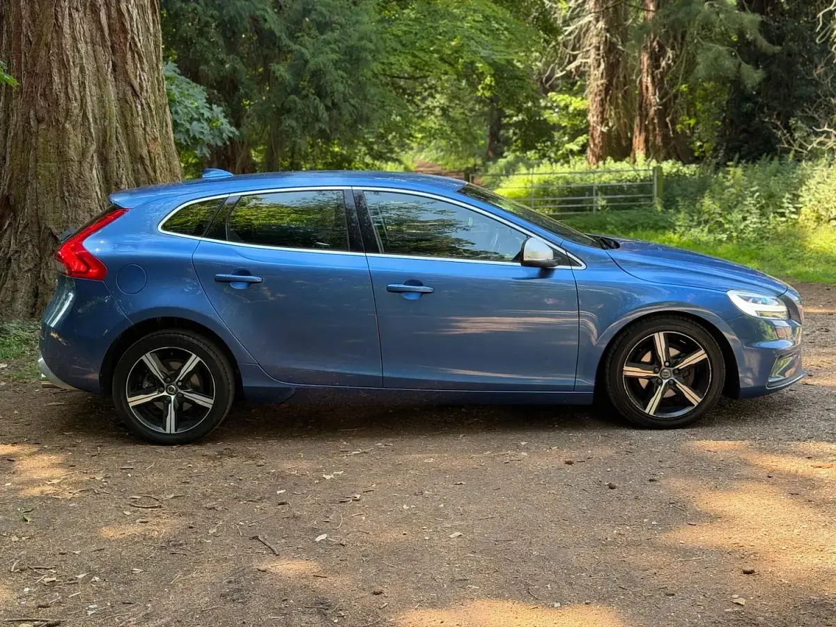 Used Volvo V40 R-Design 120 HP (88 kW) 2018 Blue Hatchback
