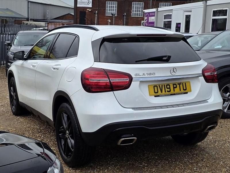 Used Mercedes GLA180 Urban 122 HP (89 kW) 2019 White SUV