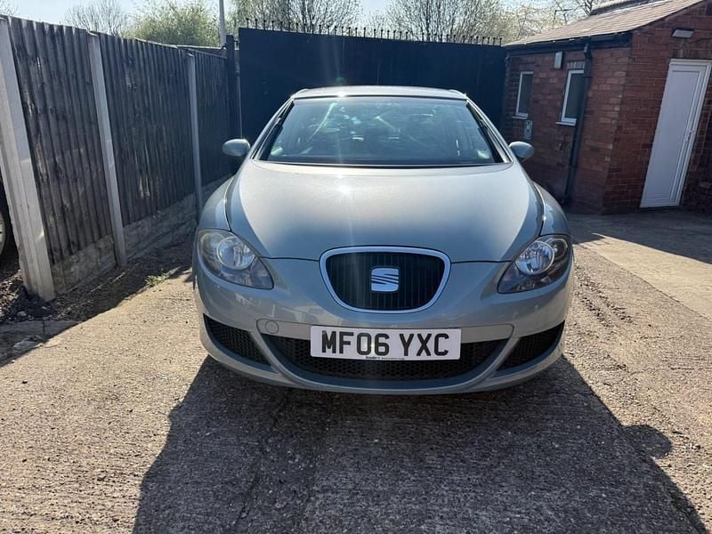 Begagnad Seat Leon Reference 90 HK (66 kW) 2006 Grå Halvkombi