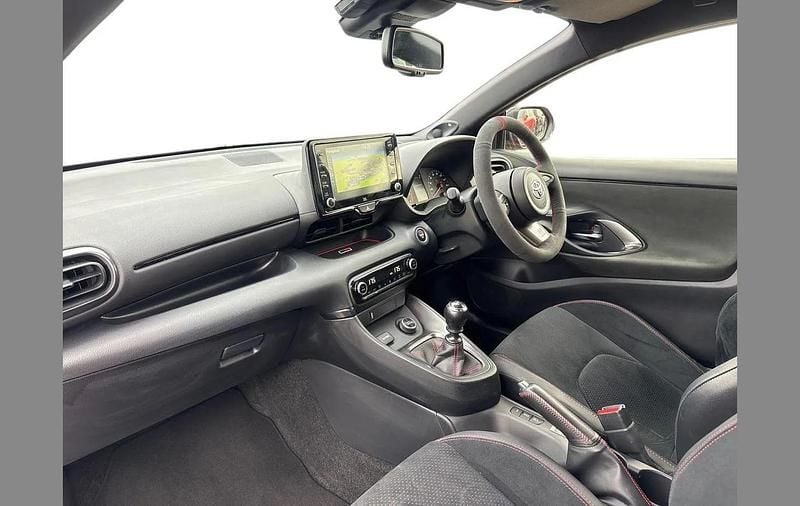 Used Toyota Yaris 257 HP (189 kW) 2021 Red Hatchback