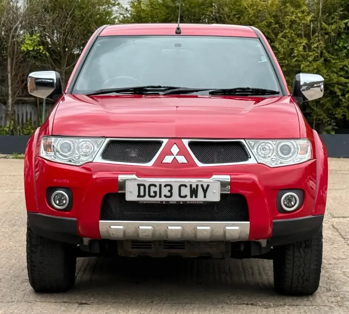 Käytetty Mitsubishi L200 176 HP (129 kW) 2013 Punainen Nouto