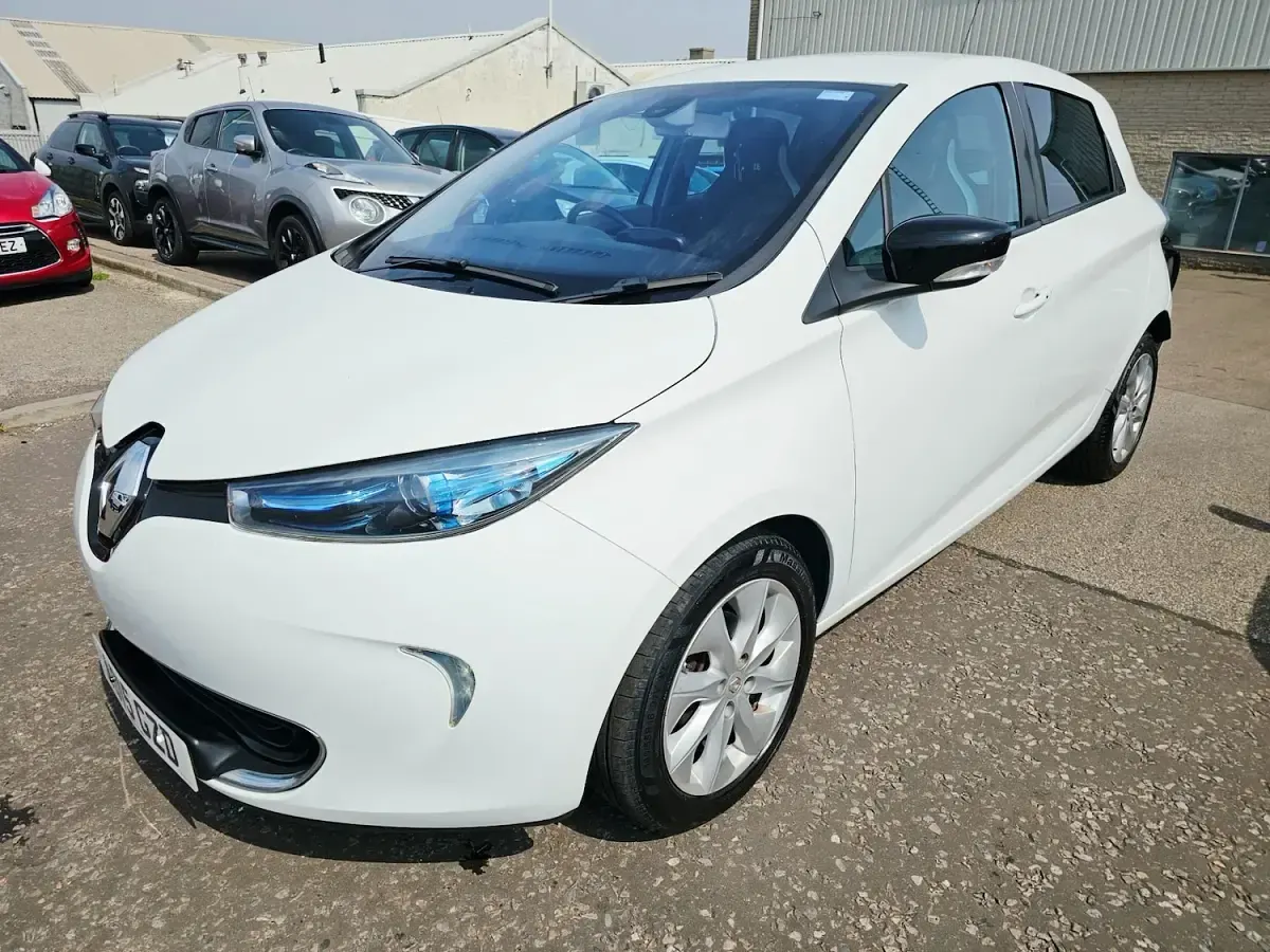 Used Renault Zoe Dynamique 64 kW (88 HP) 2015 White Hatchback