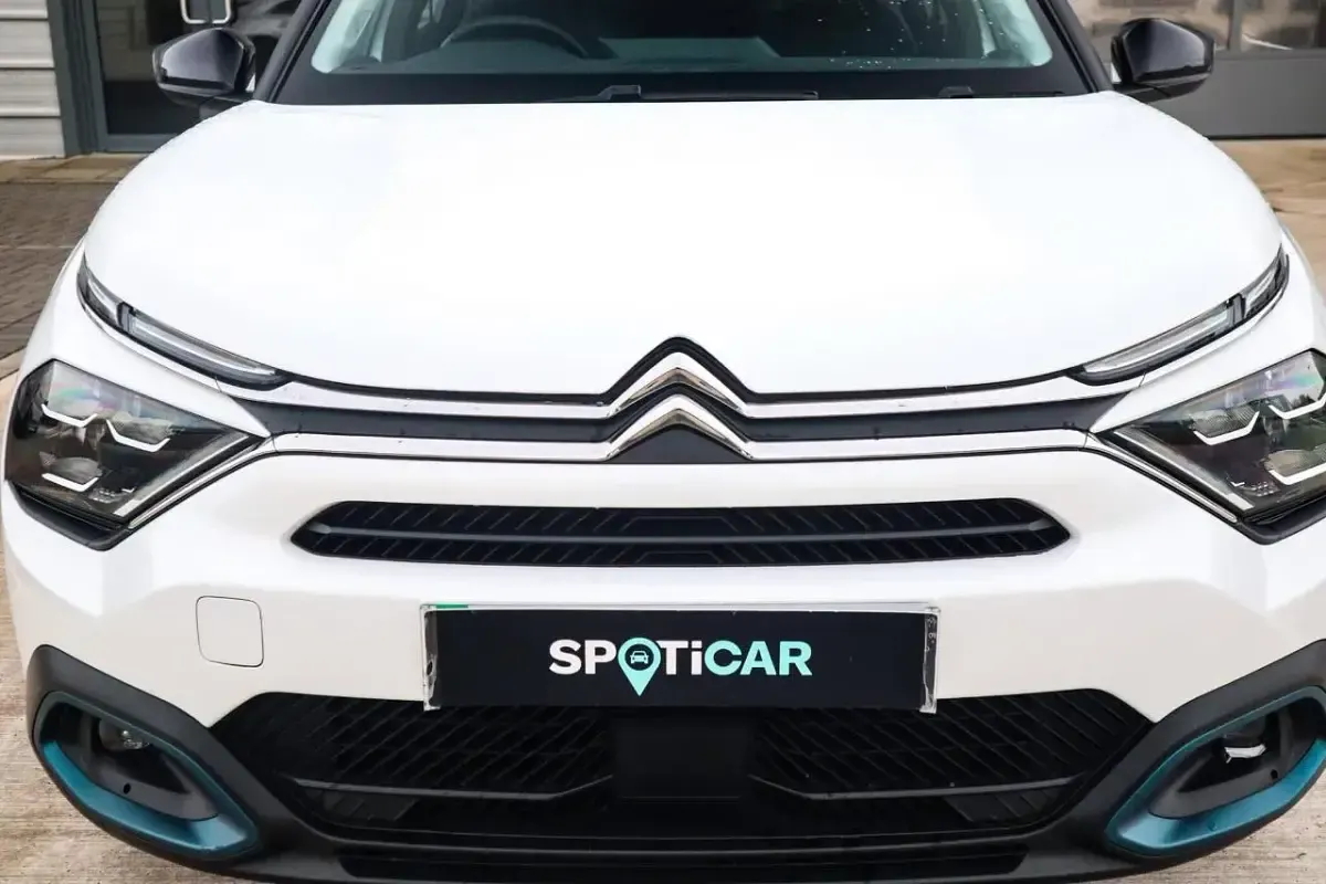 Begagnad Citroën e-C4 100 kW (136 HK) 2022 Vit Halvkombi