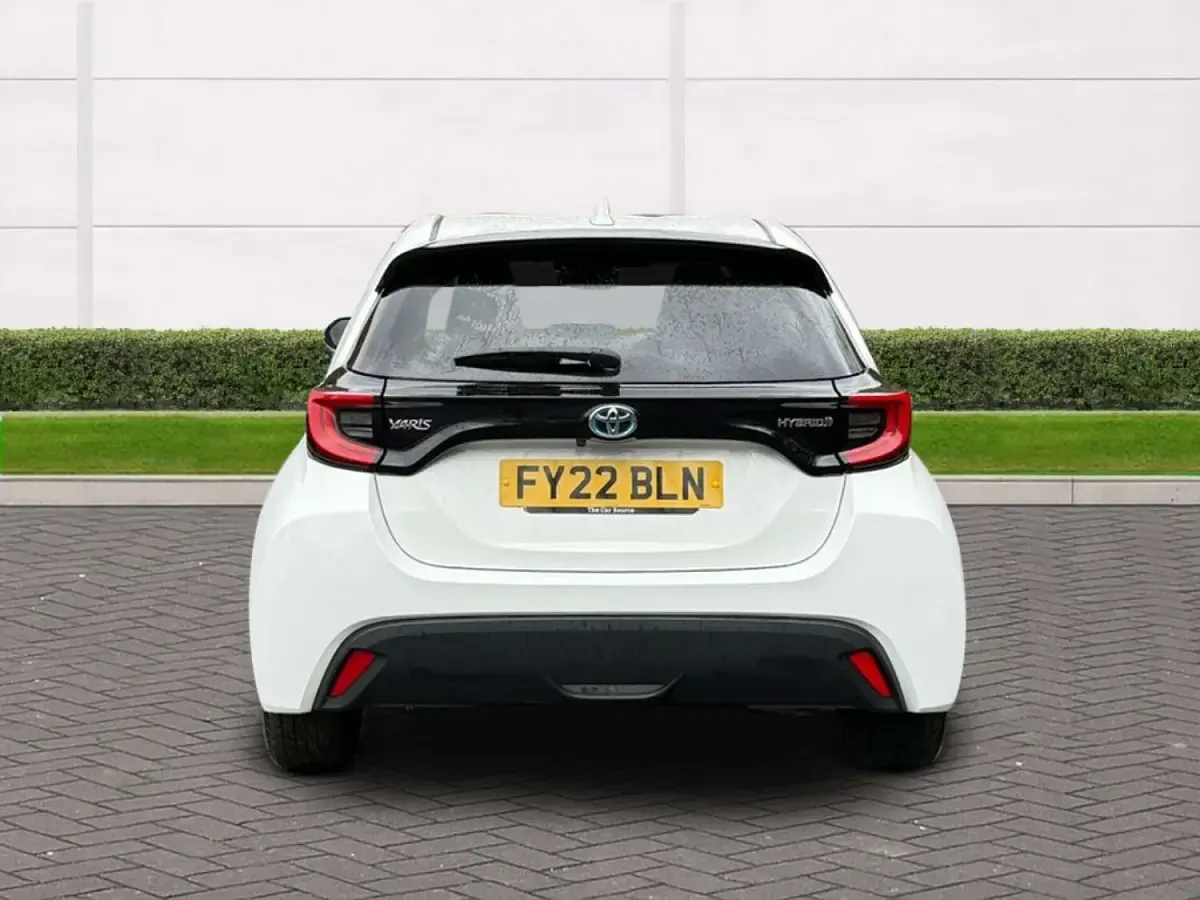 Gebraucht Toyota Yaris Hybrid Design 2022 Weiß Kleinwagen