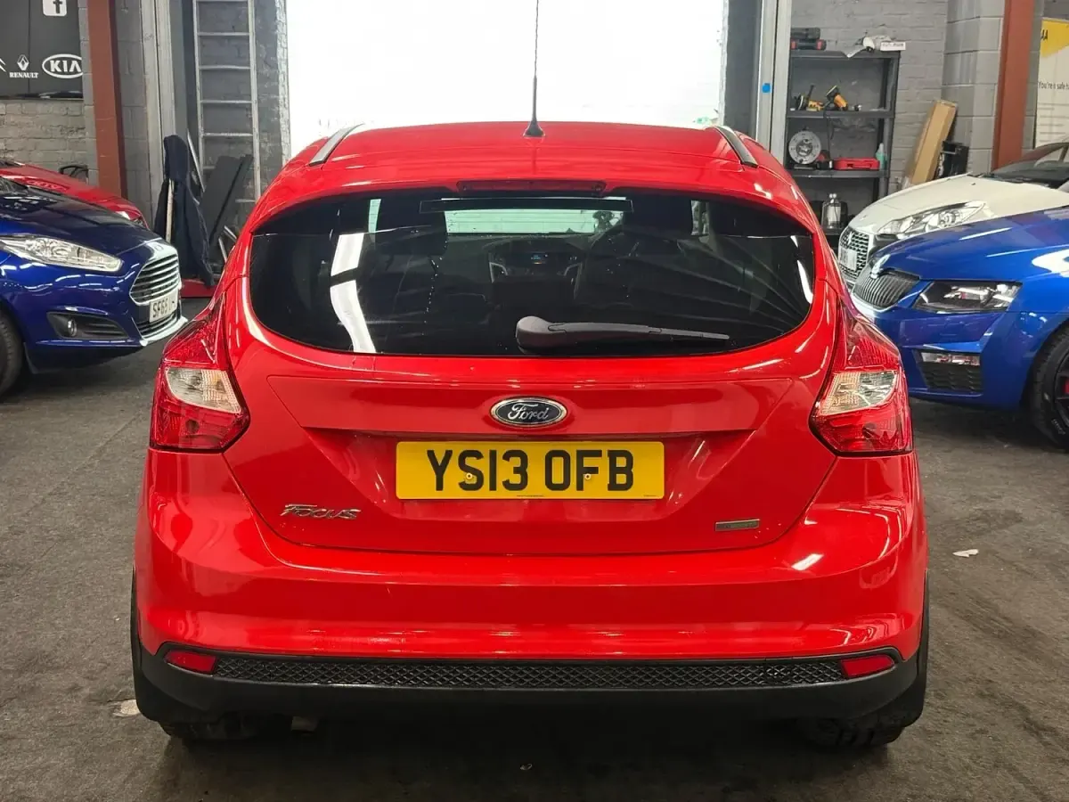 Used Ford Focus Zetec 125 HP (91 kW) 2013 Red Hatchback