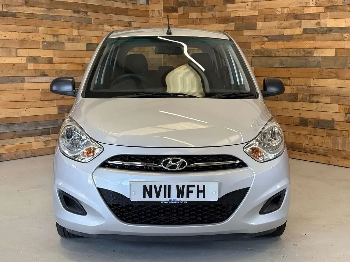 Used Hyundai i10 Classic 85 HP (62 kW) 2011 Silver Hatchback