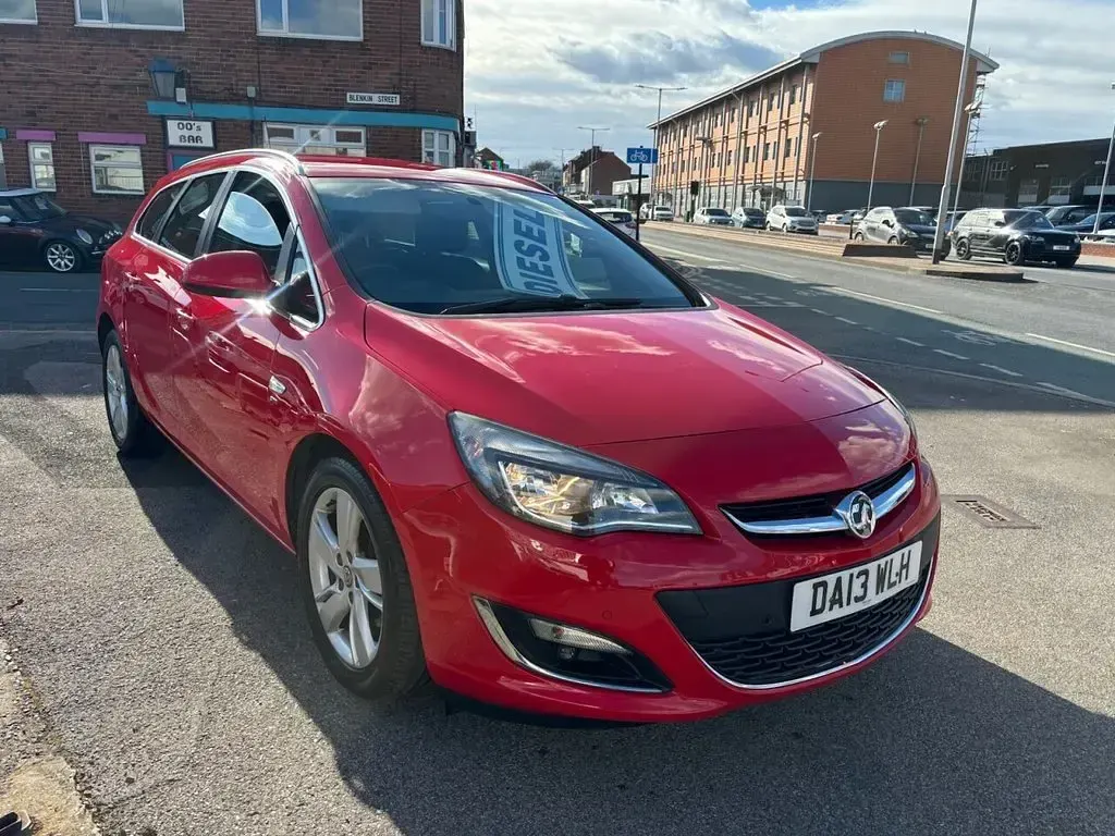 Used Vauxhall Astra SRi 165 HP (121 kW) 2013 Red Estate