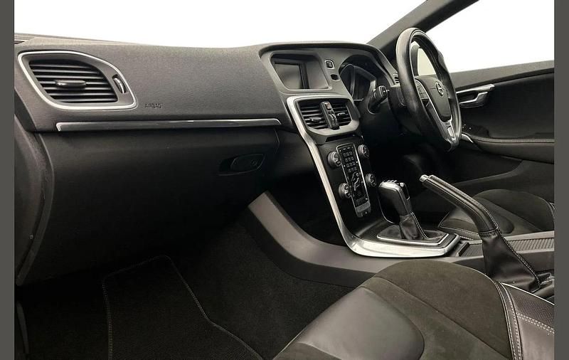 Used Volvo V40 R-Design 121 HP (88 kW) 2018 Blue Hatchback